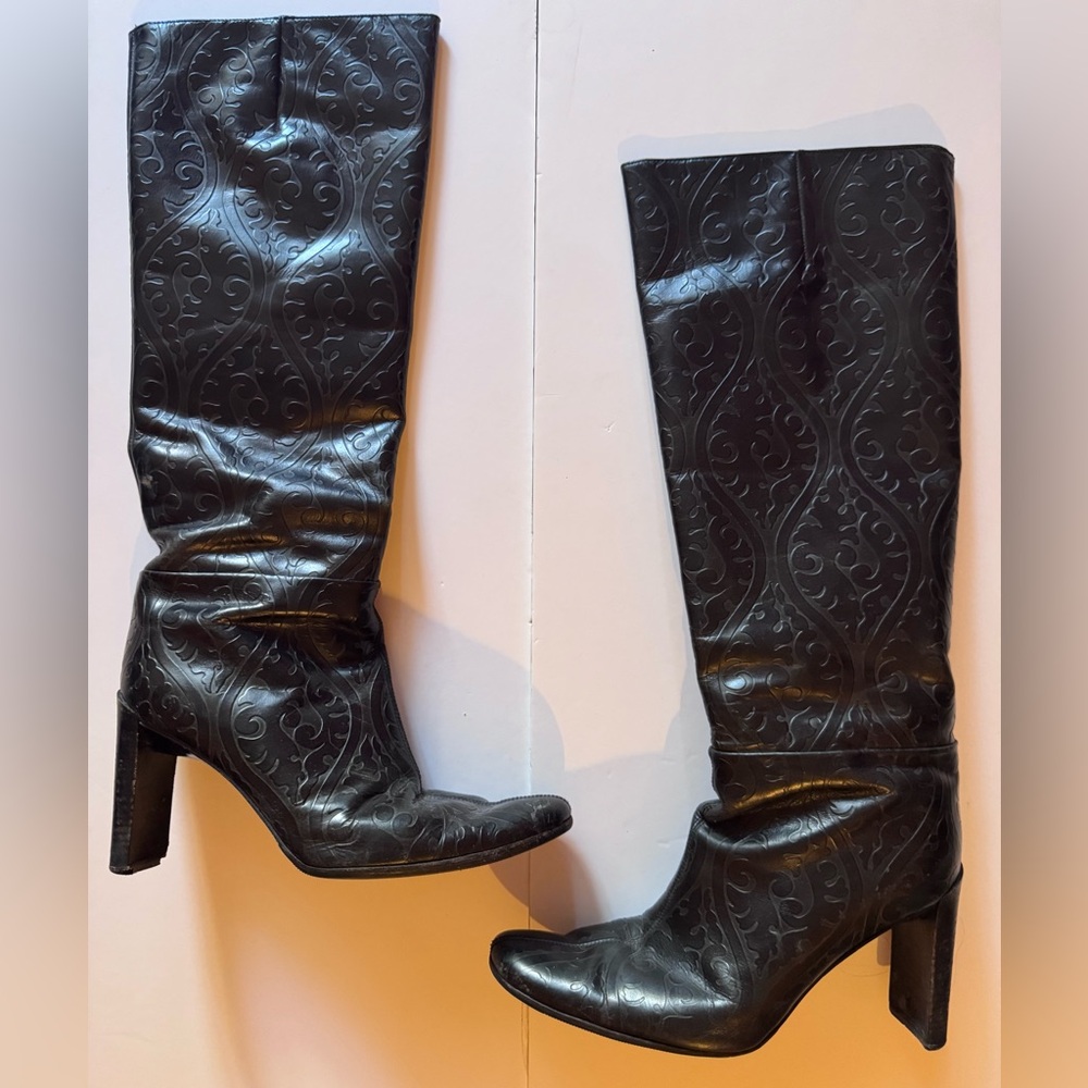 90’s Vintage DKNY Black Patterned Italian Leather Boots with  Heels in EVUC